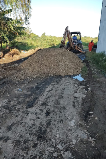 Tirando y nivelando grava