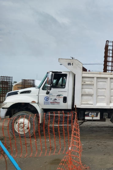 Camión volteo transportando malla de alambre