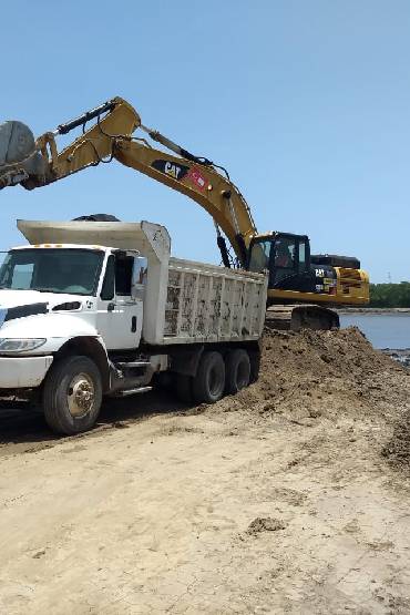 Retroexcavadora llenando volteo