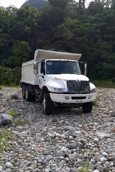 Volteo descargando grava